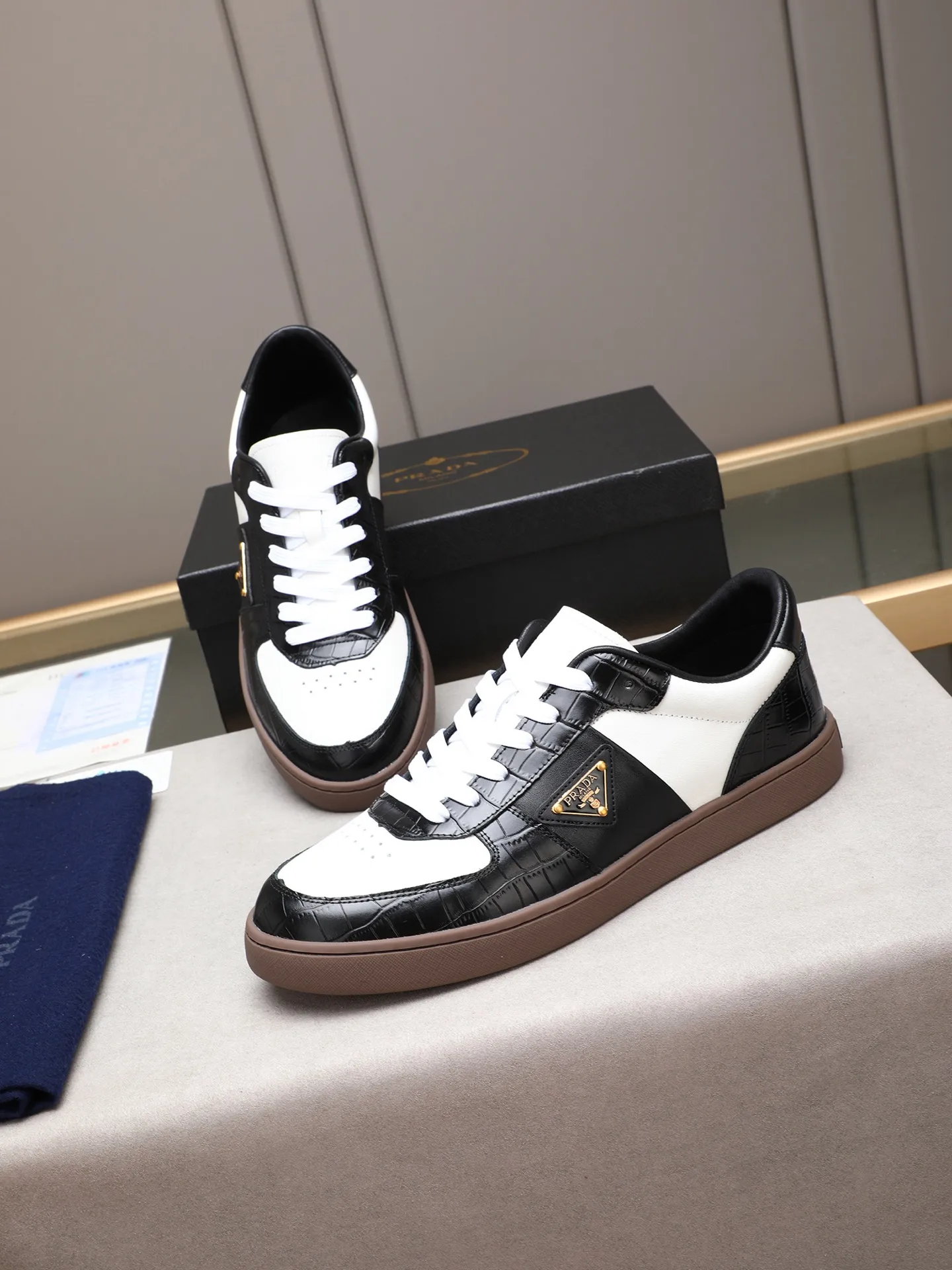 Men's shoes💰420💰 Brand: PRADA (Prada) Standard code: Men's code 38–44 (45 can be customized) Material: Original cowhide, breathable sheep lining Special outsole Style category: Men's fashionable casual sneakers Low-key luxury! Color: actual picture color